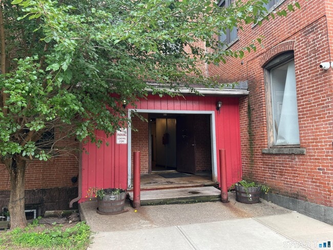 Building Photo - 464 Pratt St Ext