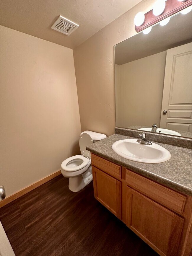 Foto del edificio - Opportunity in Broadwater Court Community