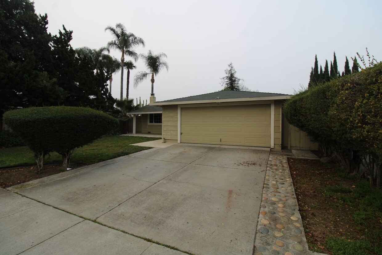 Foto principal - $3,895 - Well Maintained 3/2 Home located ...