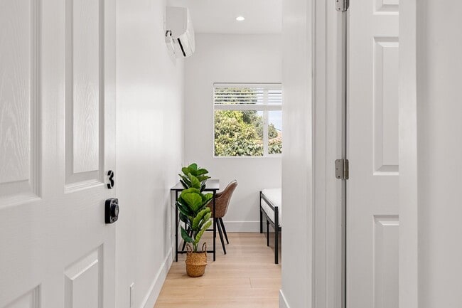 Foto del edificio - A 3 Bedroom apartment with ensuite bathrooms, common areas and a fully functional kitchen at 1736...