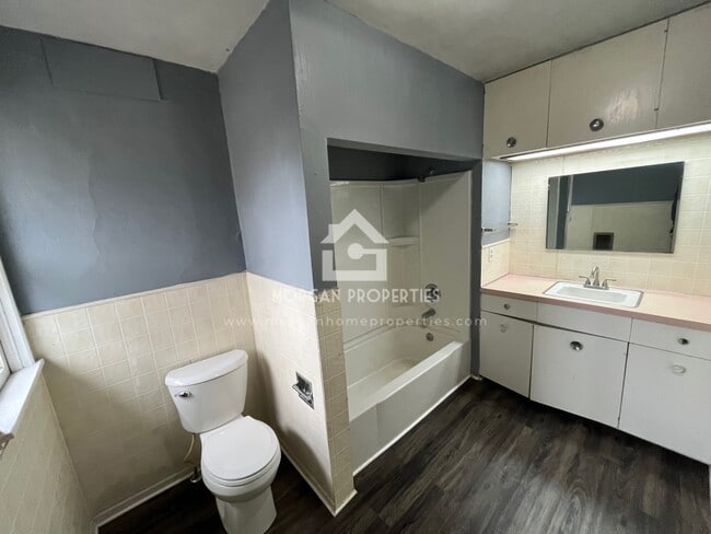 Building Photo - 306 E Church St