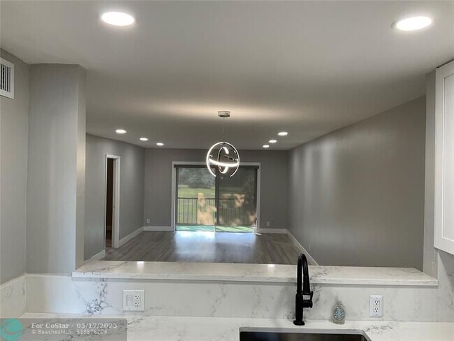 Building Photo - 6101 N Falls Cir Dr