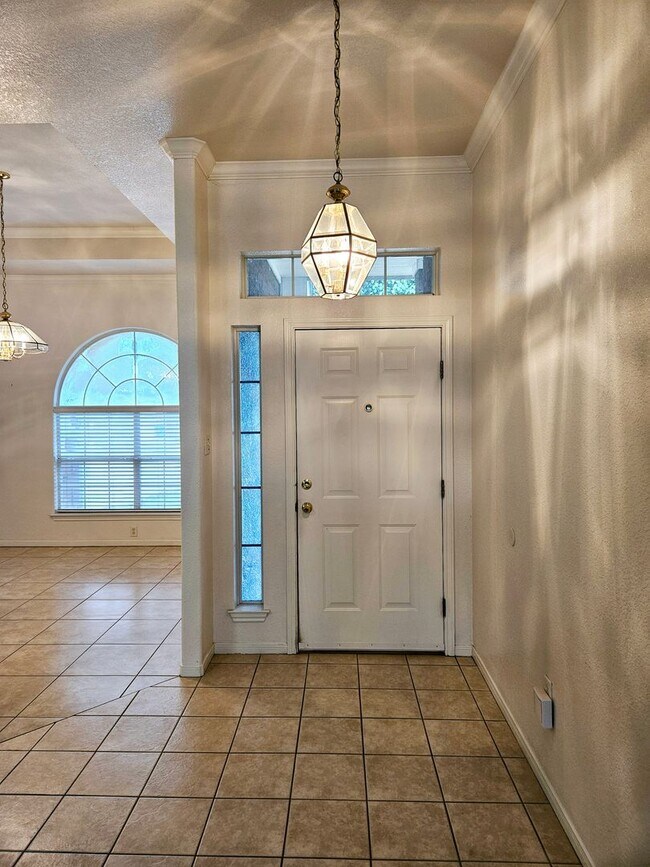 Building Photo - 4 BEDROOM AVAILABLE NOW!