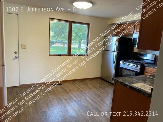 Building Photo - Two Bedroom 1 1/2 Bath Townhome with Full ...