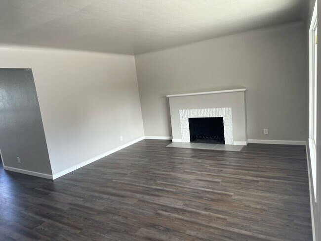 Building Photo - 952 E Apricot Ave