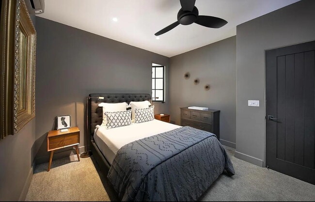 Foto del edificio - "Charming 1-Bed Retreat with Hardwood Eleg...