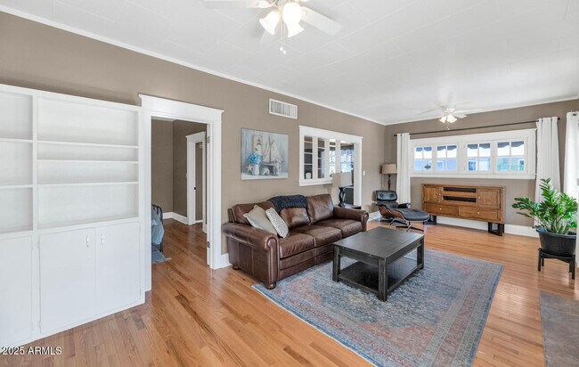 Foto del edificio - 60 E Hoover Ave