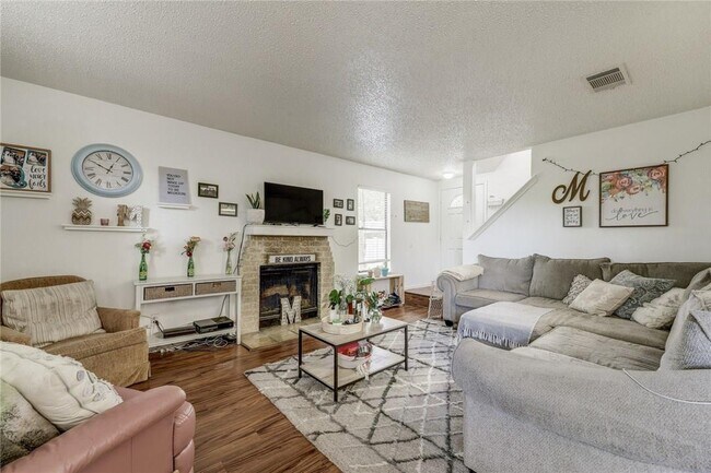 Living - 8809 Springmail Cir