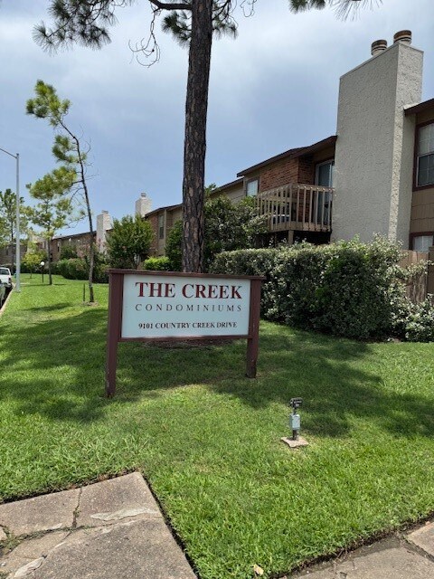 Foto del edificio - 9101 Country Creek St
