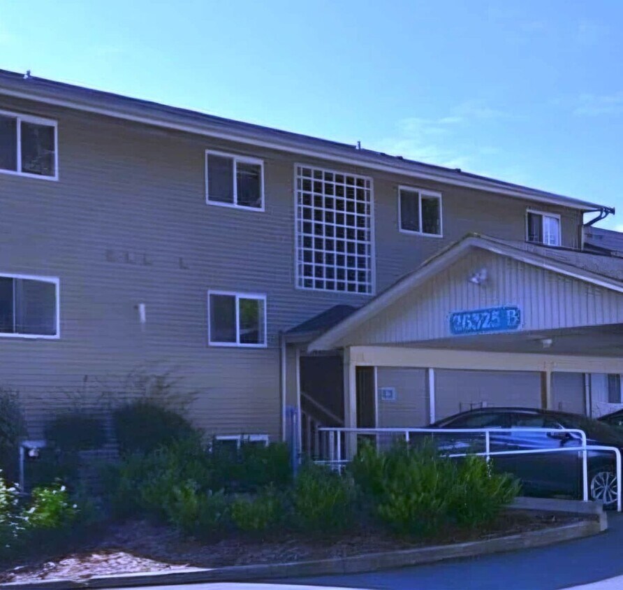 Primary Photo - Elegant Accessible 3 Bedroom Home with Pri...