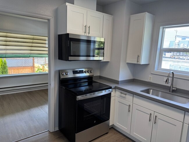 Building Photo - 2bd/1ba Seattle Home