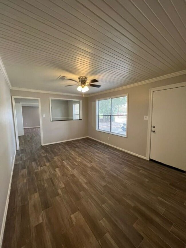 Building Photo - 3 Bed, 1.5 Bathroom, House available for R...