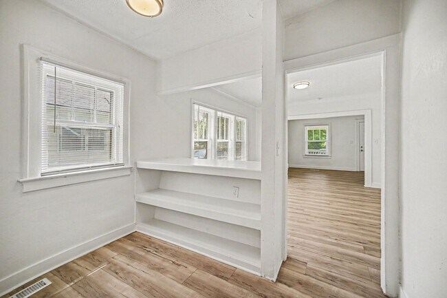 Foto del edificio - 6431 S Benton Ave