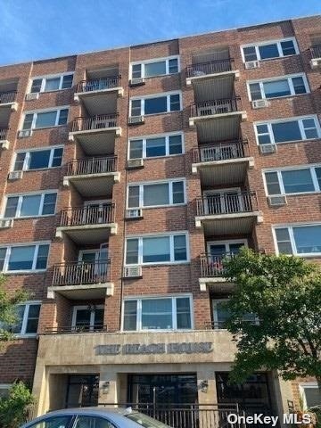 Building Photo - 740 E Broadway