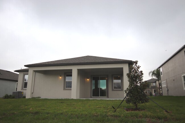 Building Photo - LIKE NEW! 3 bed 2 bath home with 3 car gar...