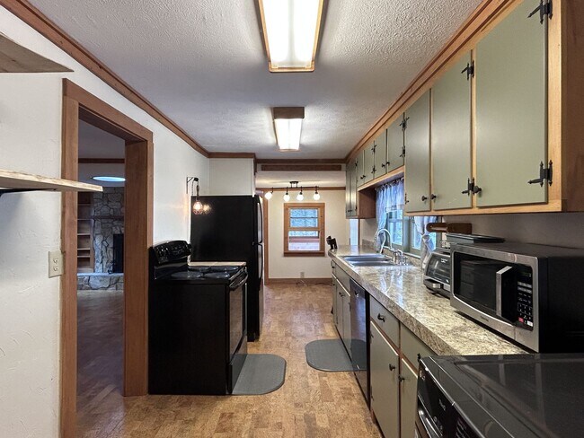 Foto del edificio - Creekside Cottage Living with Bonus Studio Space