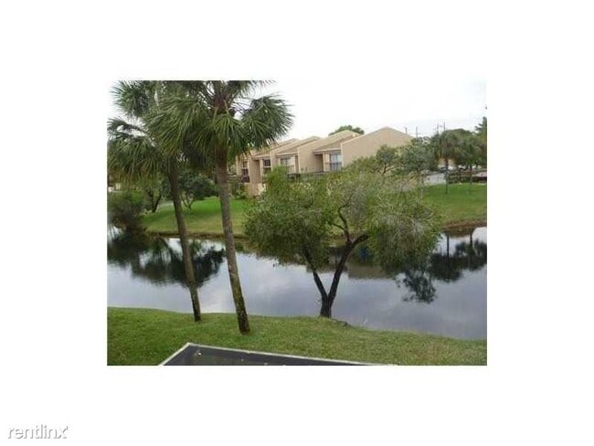 Building Photo - 3 br, 2.5 bath Townhome - 1600 NW 93rd Ave