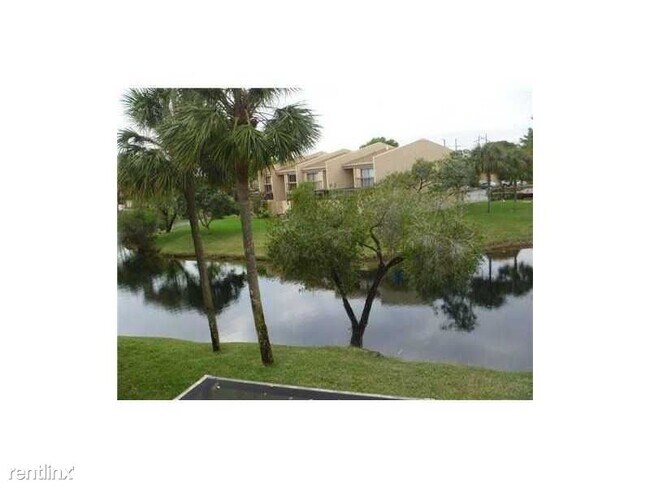 Foto del edificio - 3 br, 2.5 bath Townhome - 1600 NW 93rd Ave