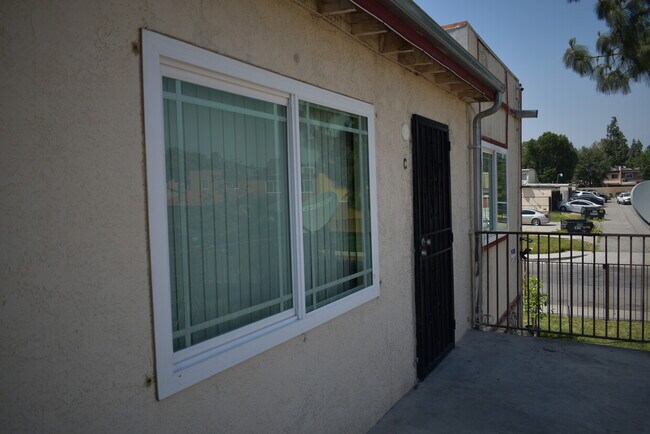 Apt C - 417 W Shamrock St