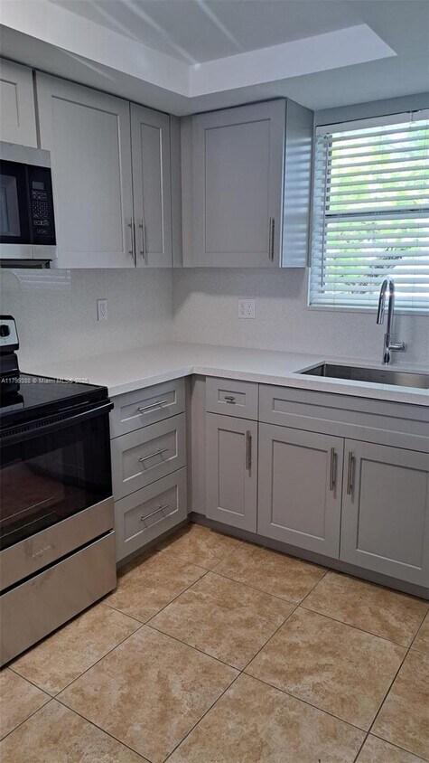 Foto principal - 9371 Fontainebleau Blvd