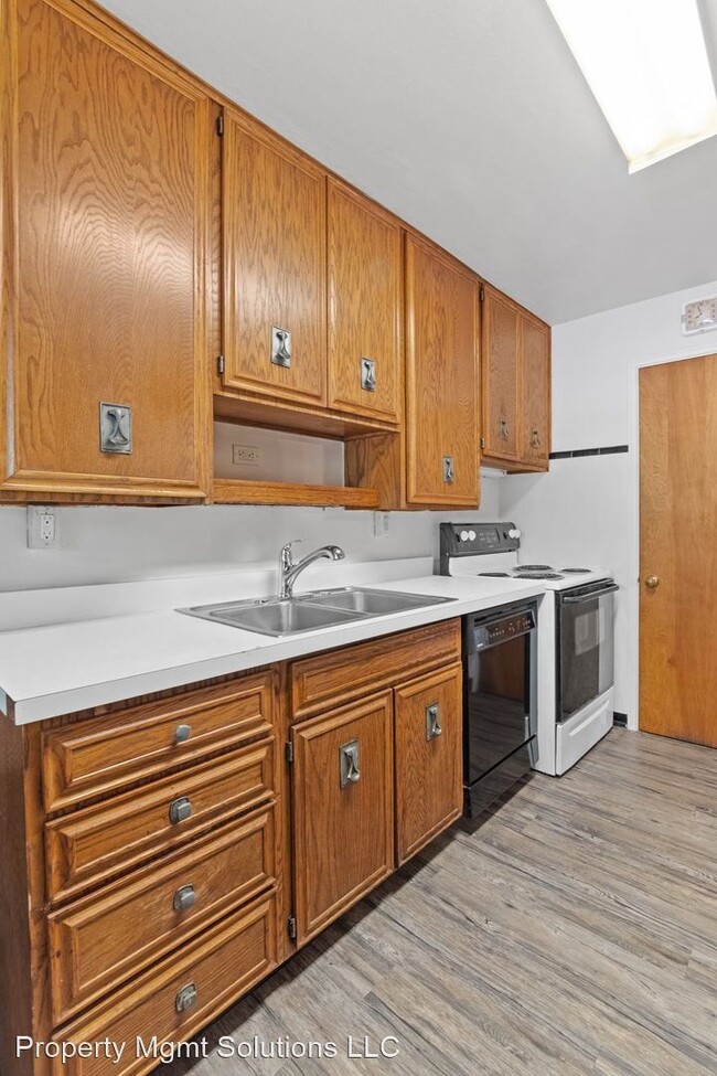 Building Photo - 2 br, 1 bath House - 5650 Lucas Hunt Rd.