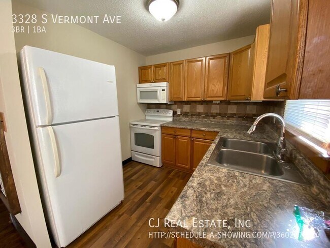 Building Photo - 3328 S Vermont Ave