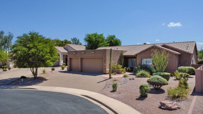 Primary Photo - Nice Red Mountain home with 3 car garage a...