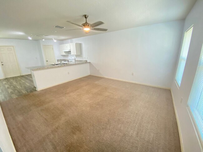 Foto del edificio - Four Bedroom / Three Bath Home