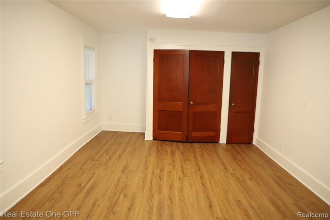 Foto del edificio - 271 W Maple Rd