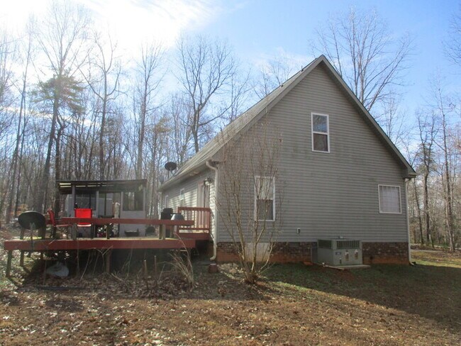 Building Photo - Nice home for country living