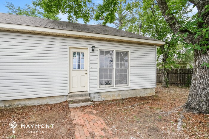 Building Photo - Brick 3 Bedroom Home