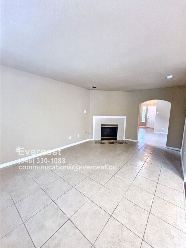Foto del edificio - Beautiful 4-Bedroom Corner Lot Home in a P...