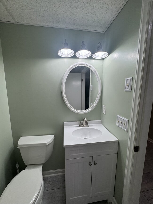 Building Photo - Basement apartment with kitchenette