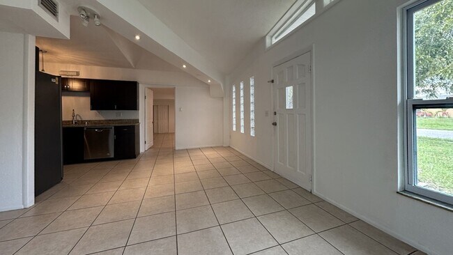 Foto del edificio - 1121 N Saturn Ave