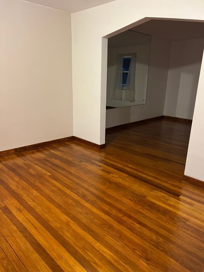 Building Photo - Updated 2 bedroom cutie in Brentwood!