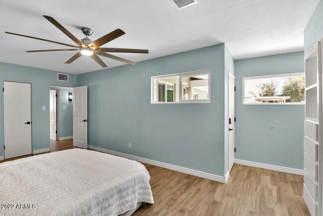 Building Photo - 1841 E Crittenden Ln