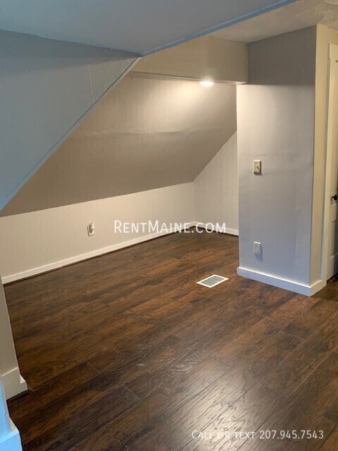 Building Photo - 204 Maple St