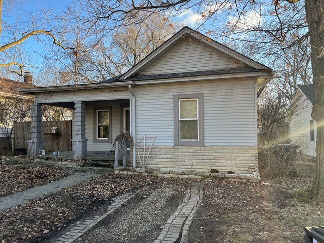 Building Photo - HOUSE...2 Bedroom 1 Bath