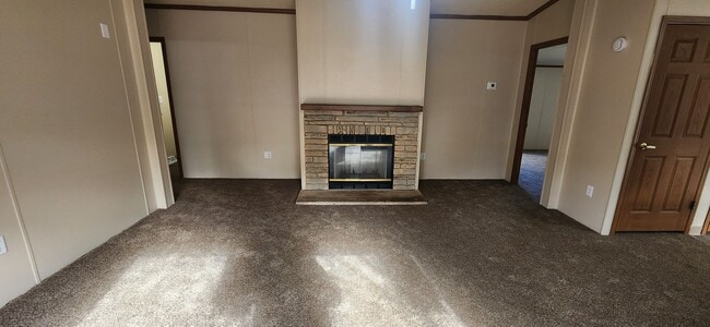 Building Photo - Spacious 3 Bedroom, 2.5 bathroom home with detached garage!