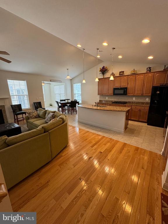 Building Photo - 514 Whinstone Dr
