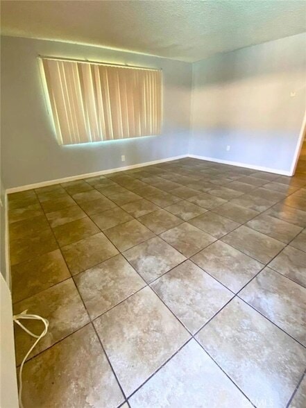 Building Photo - 811 Orchid Ct