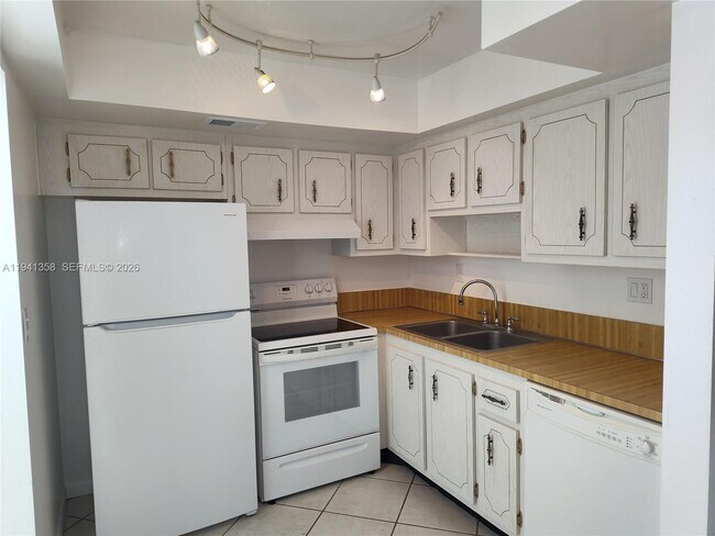 Foto del edificio - 7441 W Sunrise Blvd