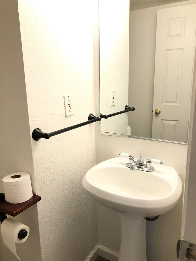 Foto del edificio - Two Story Colfax Condo - Close to Shops an...