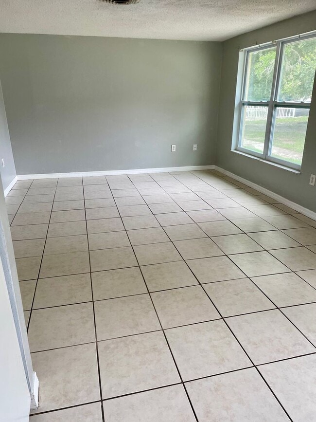 Building Photo - 2/1 Close to Downtown New Port Richey
