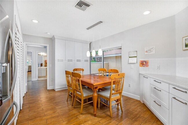 Foto del edificio - 4106 Carriage Dr