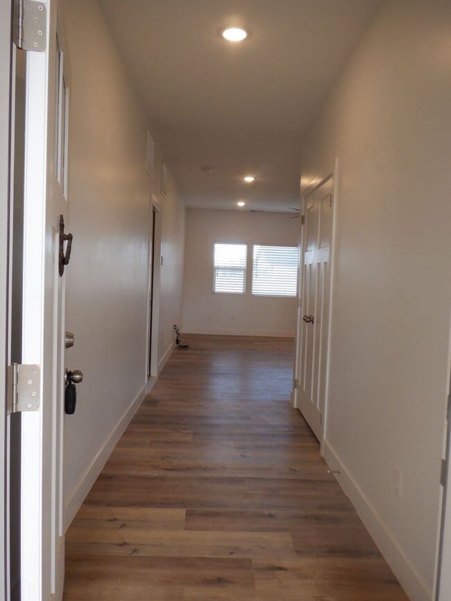 Building Photo - 3 Bed 2 bath with 2 car attached garage