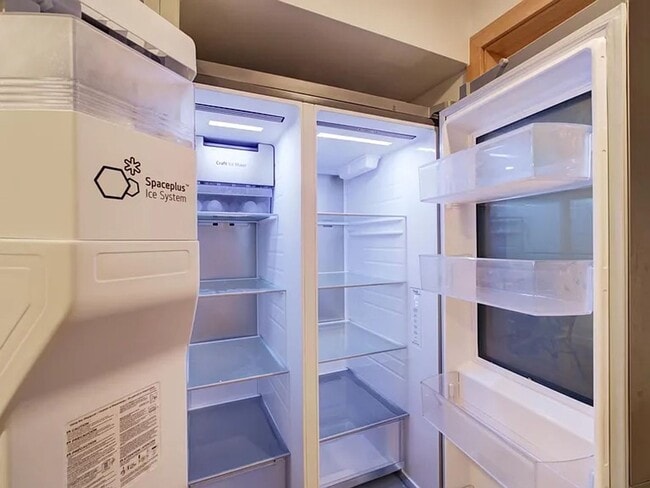 Building Photo - Two bedrooms, one of which equals to 2 bed...
