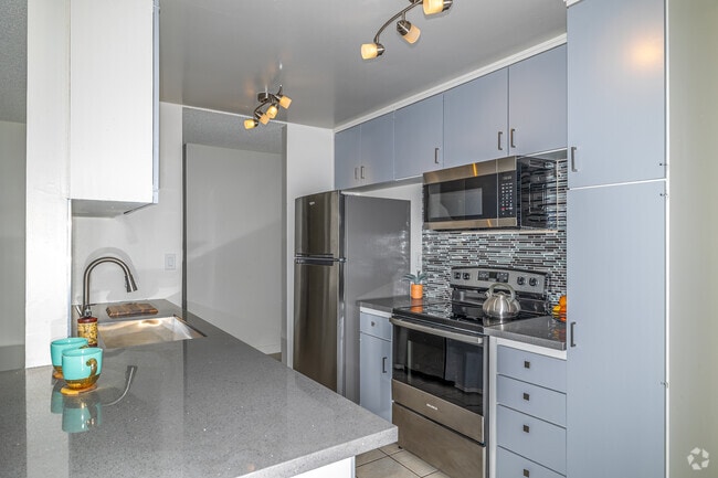 2BR, 2BA - 1,100SF - Kitchen - Summerwood Park Apartments