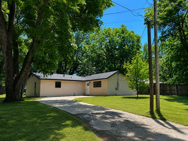 Updated 3 Bed / 2 Bath home with Single Car Garage in Farmington - Updated 3 Bed / 2 Bath home with Single Car Garage in Farmington