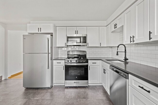 Foto del edificio - LEASING SPECIAL AVAILABLE! STUNNING 3 BEDR...
